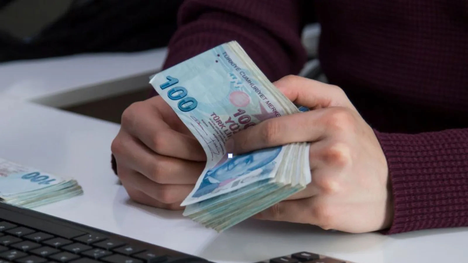 Ücretlerde döviz bazlı artış, rekabet ve pazarlık baskısını gündeme taşıyor