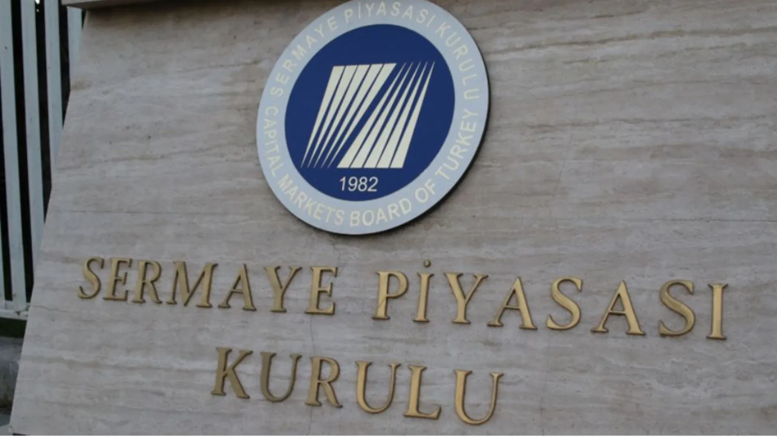 SPK, üç aracı kurumun faaliyetlerini geçici olarak durdurdu