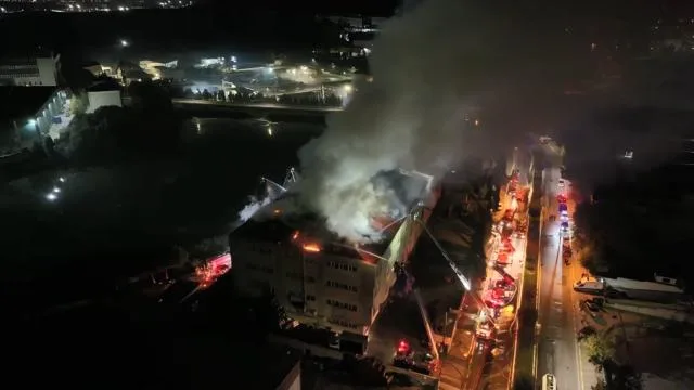 Tuzla'daki ayakkabı fabrikasında yangın çıktı